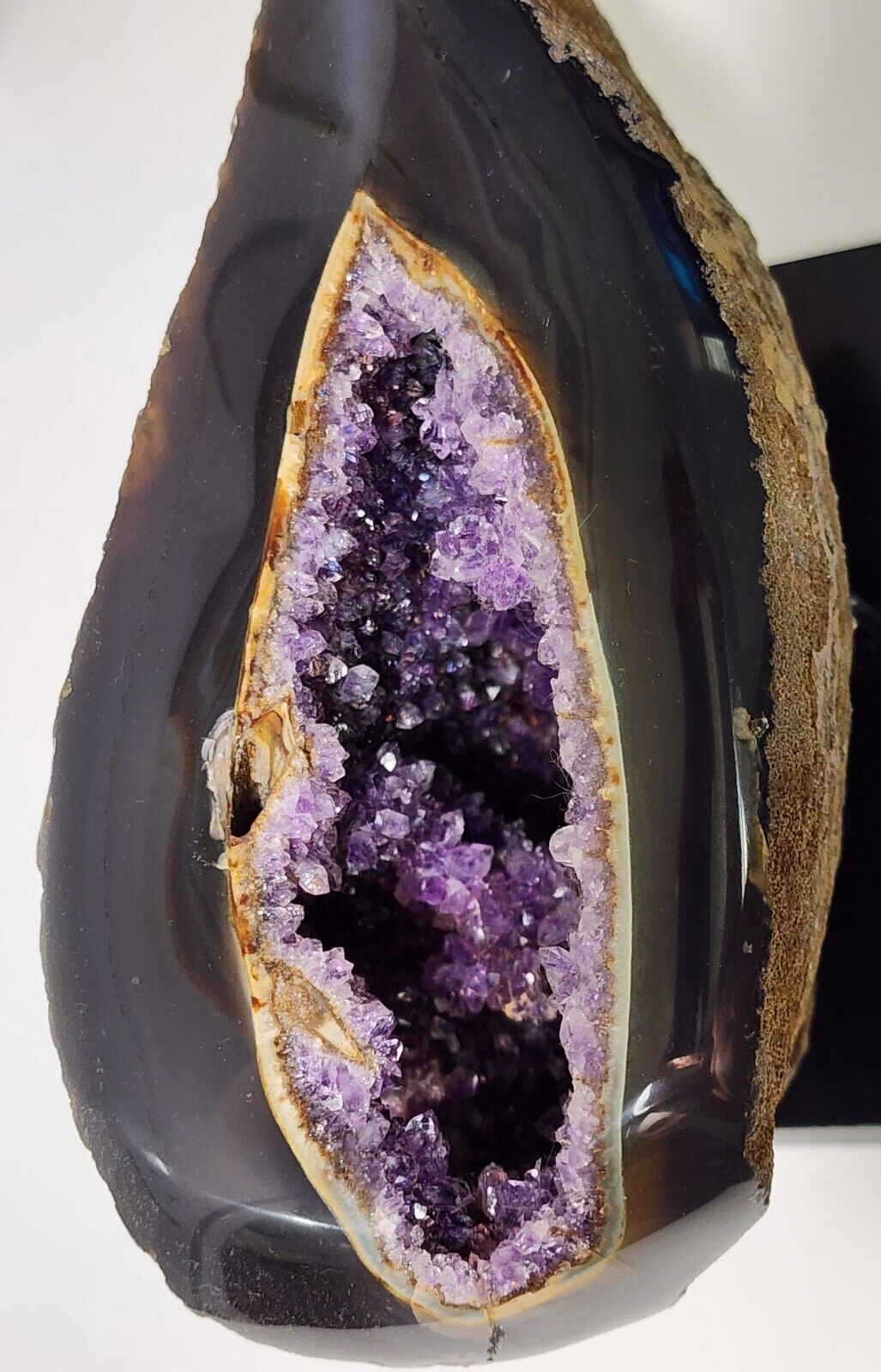 Stunning Amythist Crystal Peacock Eye Geode (2272 grams)