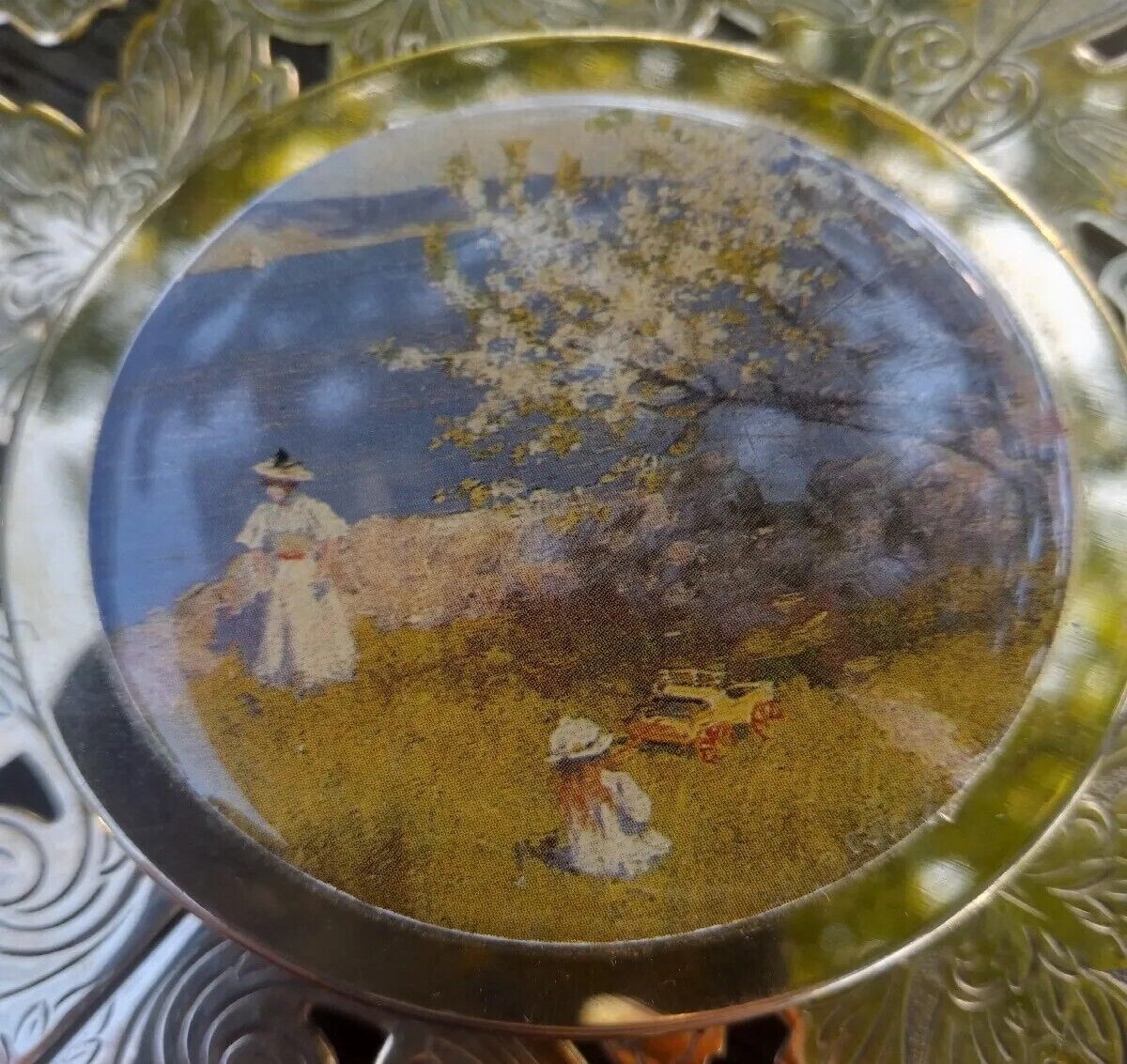 Magnifying Glass Swivel In Decorative Country Scene Picture Case Gold Metal 