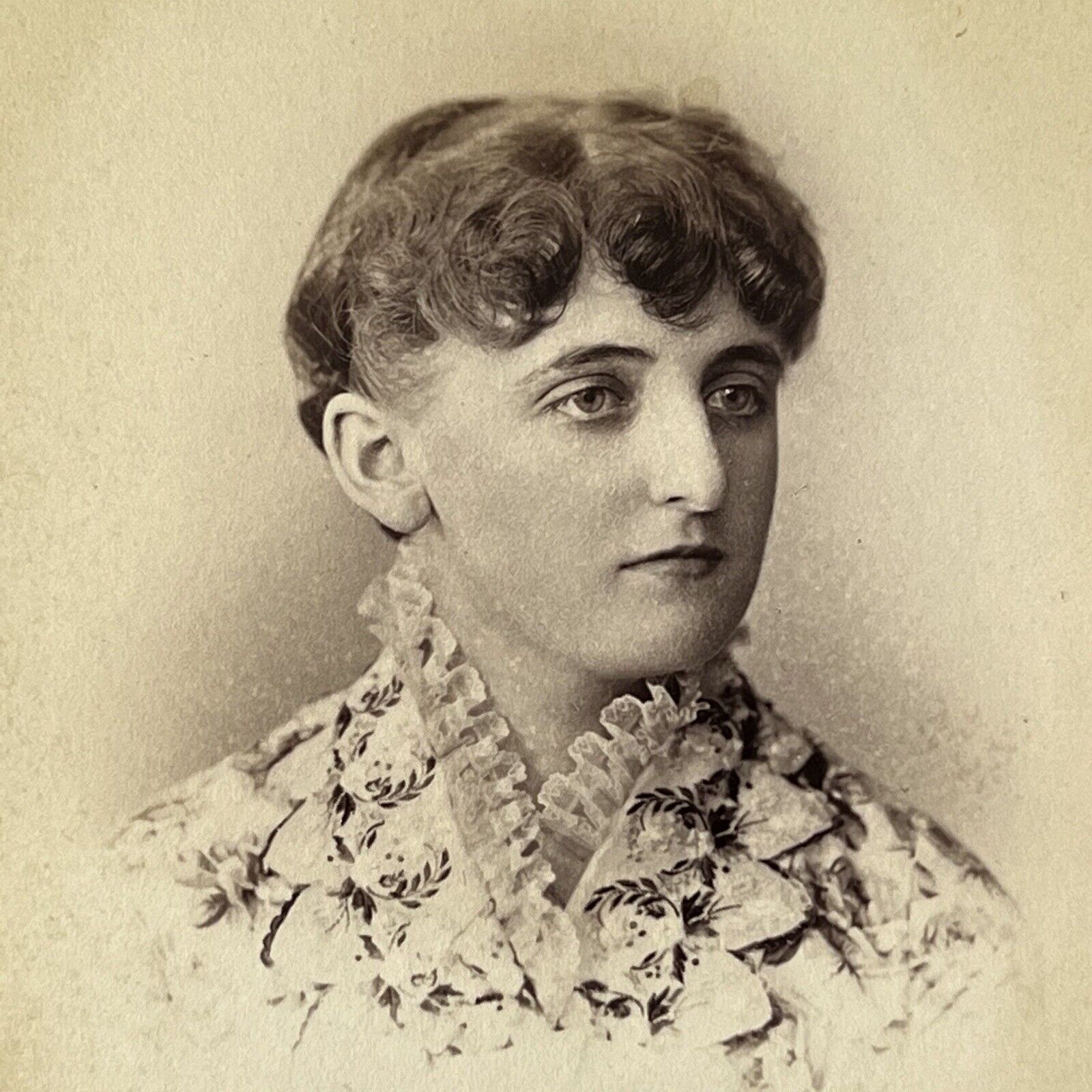 Antique Cabinet Card Photograph Elegant Beautiful Young Woman Detroit MI