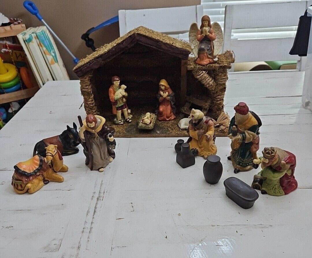 VTG 15 Piece Hand Painted Ceramic Nativity Scene And Manger 