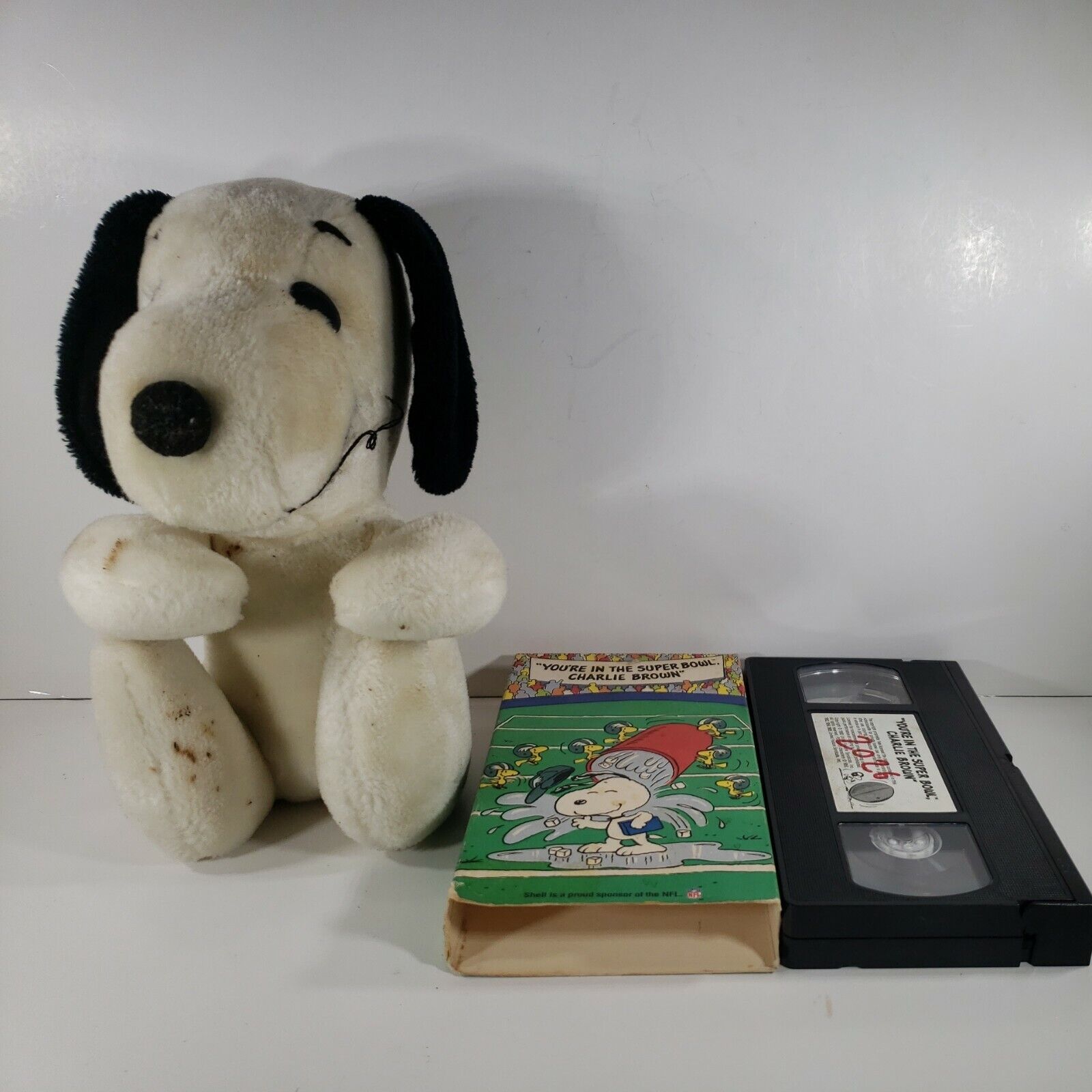 Lot of 2 Vintage Peanuts Snoopy Radio Shack With AM Radio Plush & VHS #8-61