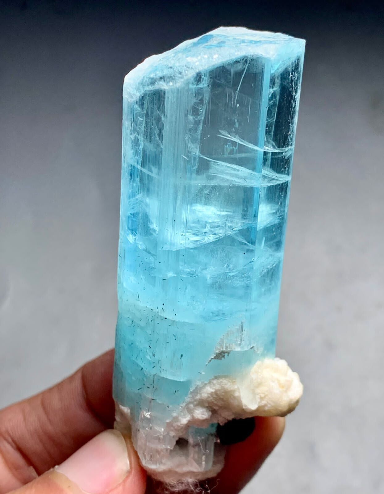 525 Carat beautiful terminated aquamarine crystal from Pakistan