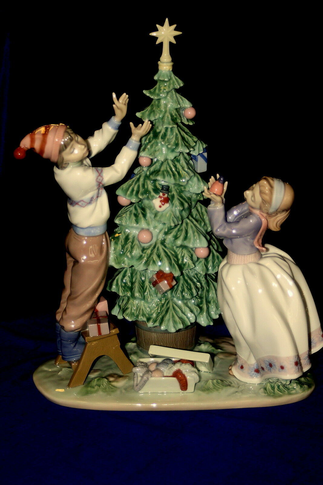 Lladro Merry Christmas - Trimming The Tree, Mint In Original Box
