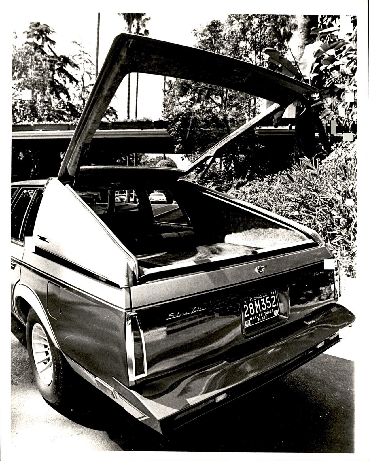 LAE4 Original Photo SILVER VOLT ELECTRIC CAR OF 1980s GENERAL MOTORS DETROIT