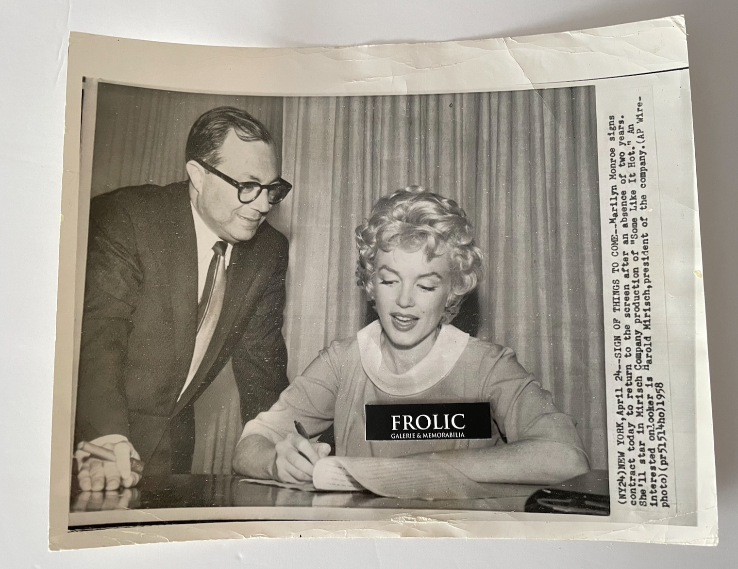 MARILYN MONROE 1958 original AP Wire-photo MM signs up for Some Like It Hot RARE