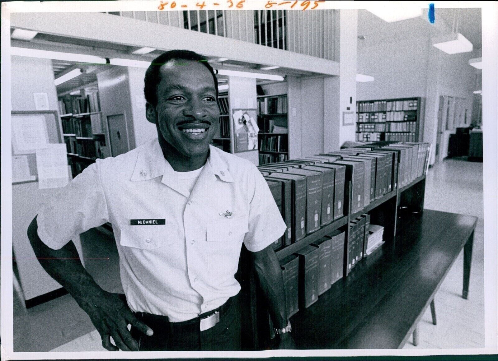1973 Pow Major Norman Mcdaniel Surveys Library College Vietnam 8X10 Press Photo