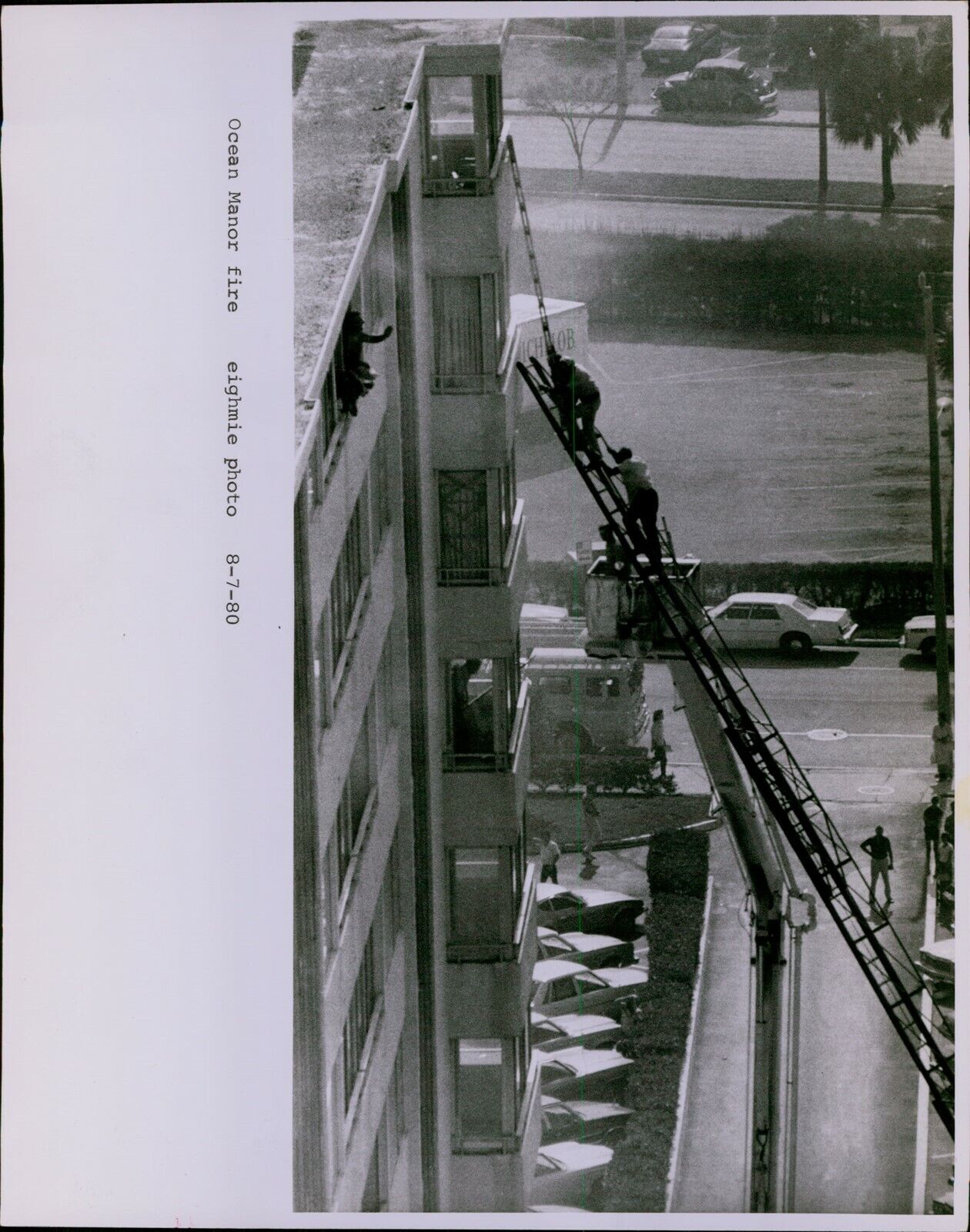 LG862 Original Photo OCEAN MANOR HOTEL High Rise Firemen Climbing Ladder Rescue
