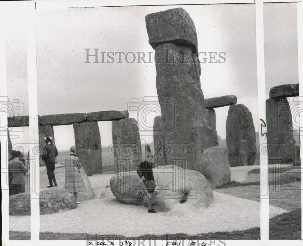1963 Press Photo Tourists visit the famous Stonehenge in England - pix44971