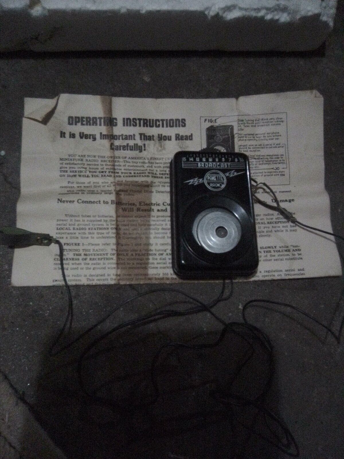 Vintage 40's Pakette Crystal Broadcast Radio Good condition With Original Instru