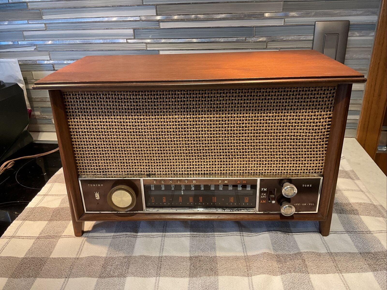 Vintage Zenith S-58040 Long Distance AM/FM Tube Radio in Wooden Cabinet
