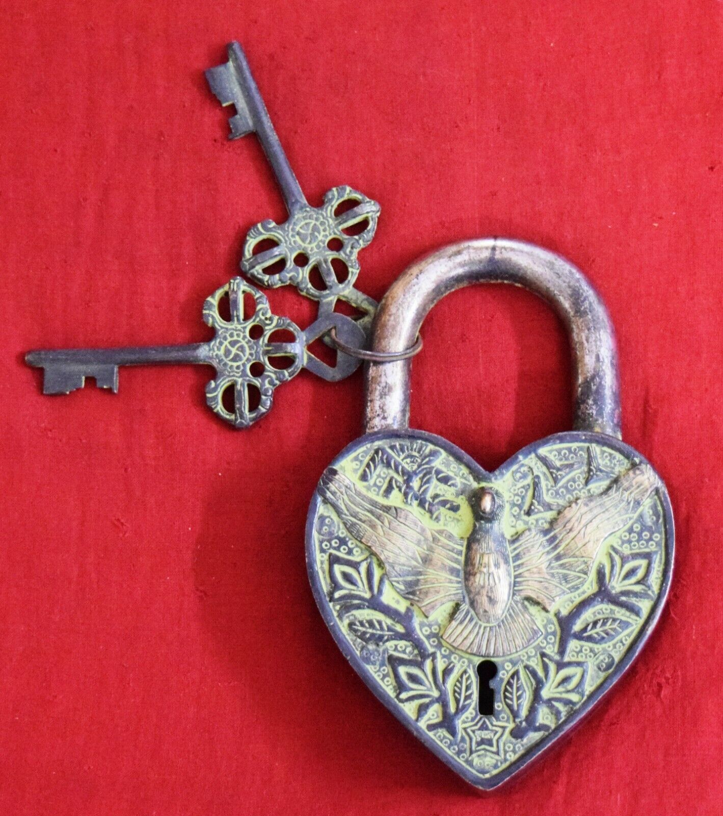 Heart Shape Safety Lock With 02 Keys Eagle Leave Branches Look Garden Decor RD12