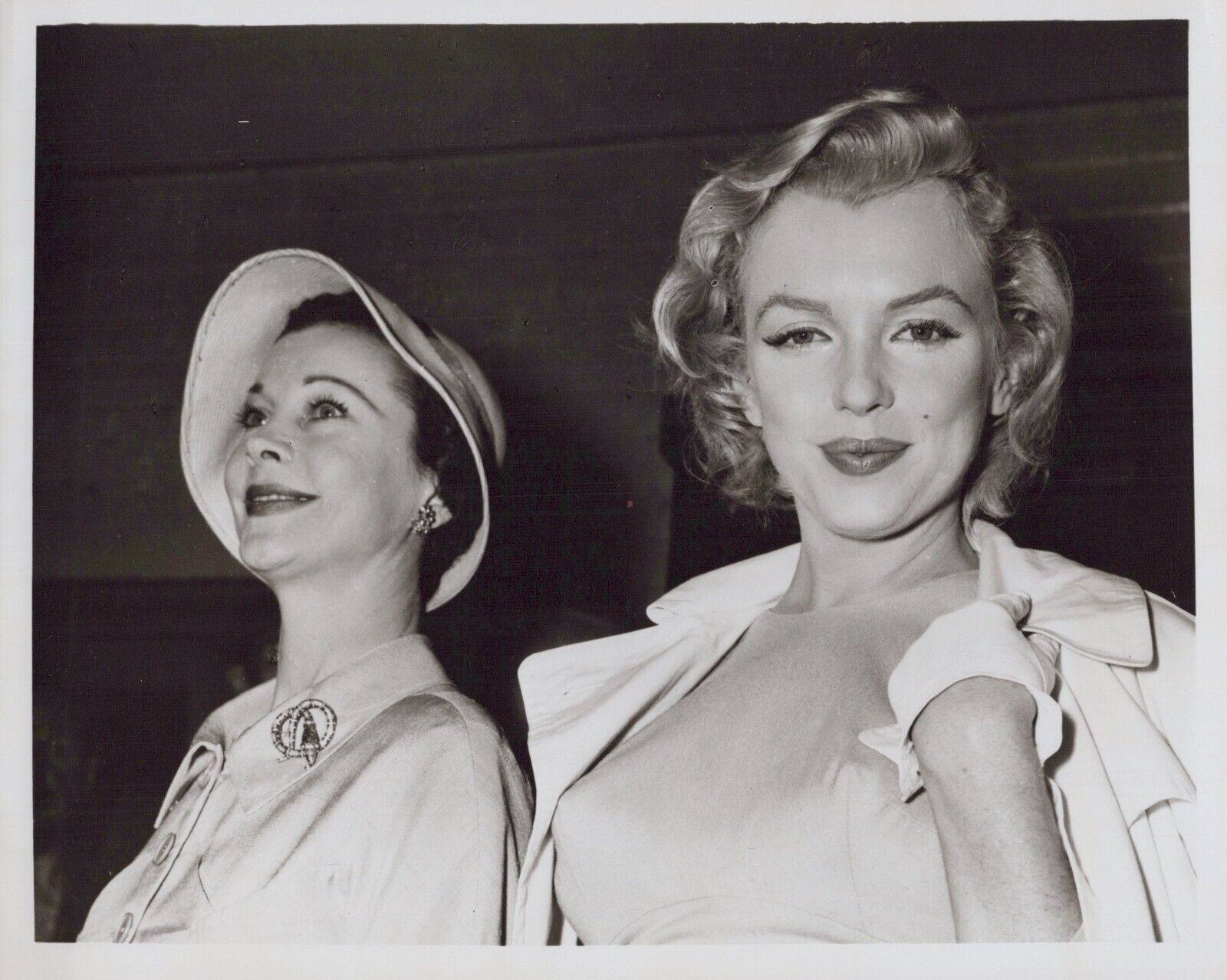 Marilyn Monroe + Vivien Leigh (1956) ❤ Original Vintage Memorabilia Photo K 393