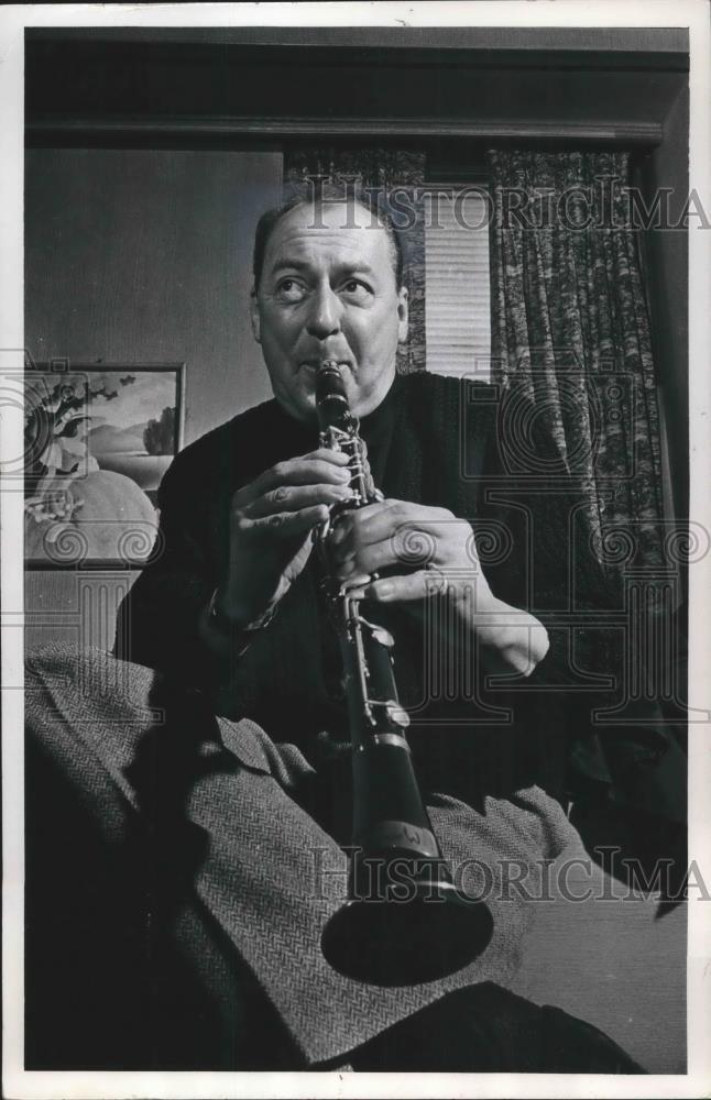 1954 Press Photo Woody Herman tunes his clarinet before performing at Riverside
