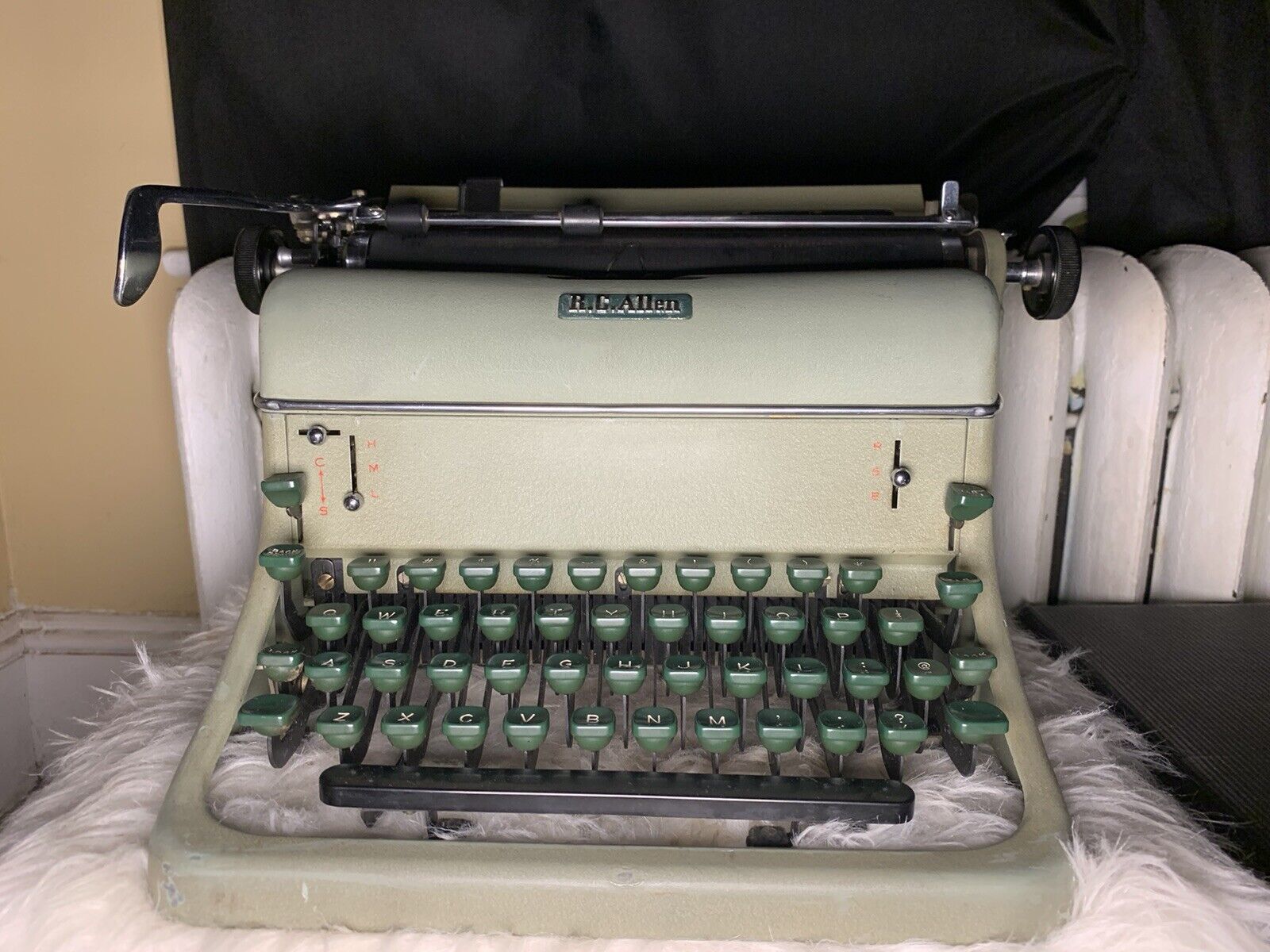 Vintage 1952 Manual R.C. Allen 600 Typewriter