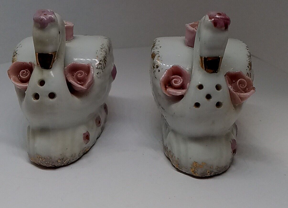 Vintage Thames Hand Painted White Swans Salt & Pepper Shakers Great Shape