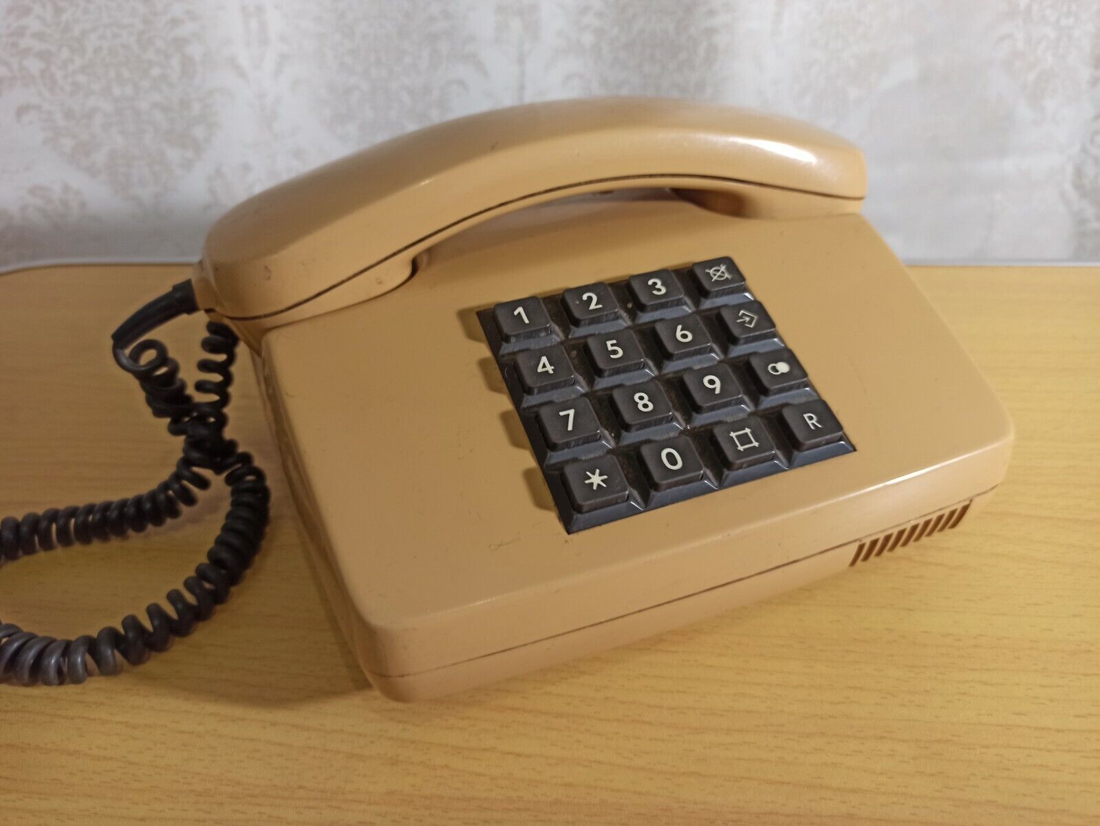  Vintage push-button telephone Siemens 1989
