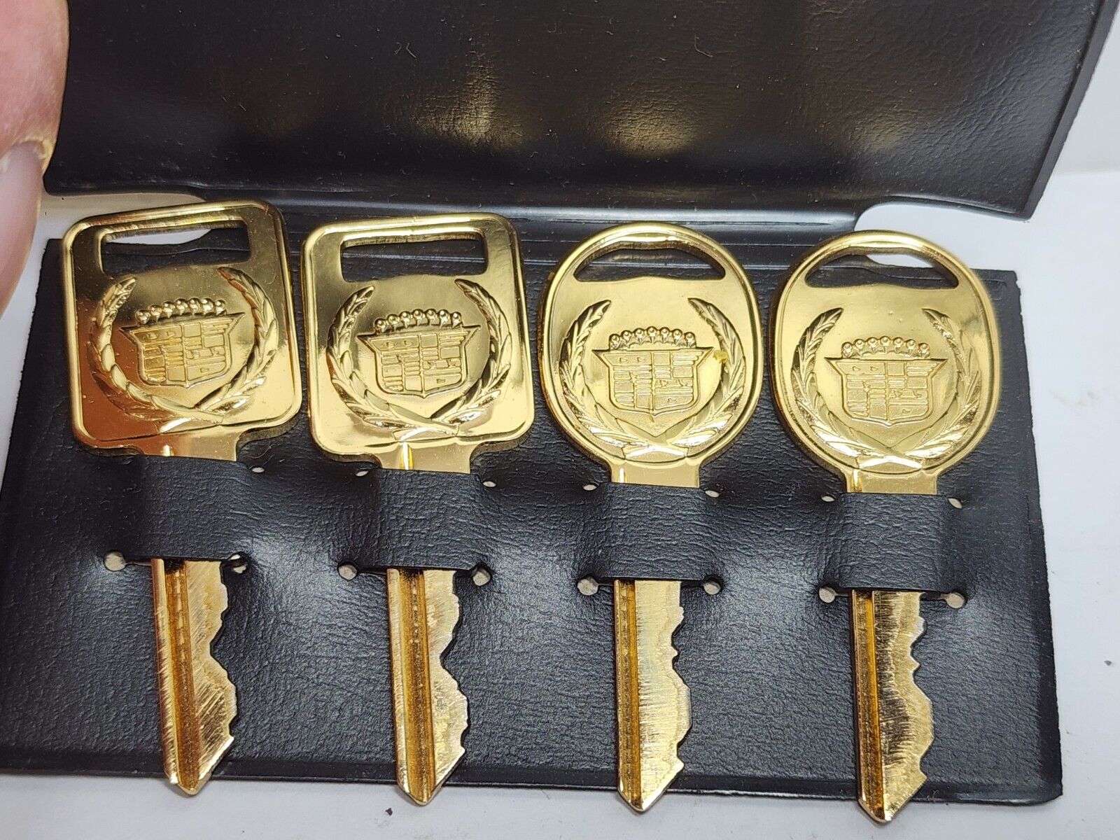 Rare Vintage Set 4 Uncut Cadillac Gold Car Keys Blanks in Key Holder 1968 - 1990
