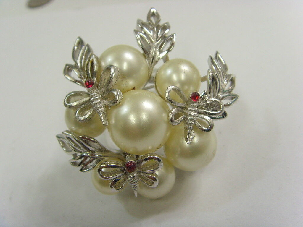 Crown Trifari C 1950s bold statement pearls cluster butterflies brooch 50091