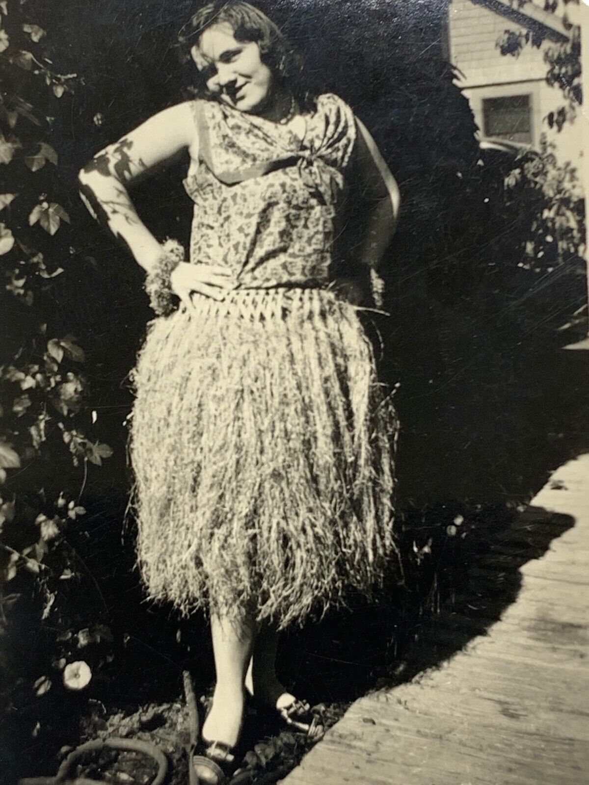 (AaE) FOUND PHOTO Photograph Snapshot Hawaiian Hawaii Grass Skirt Woman B&W