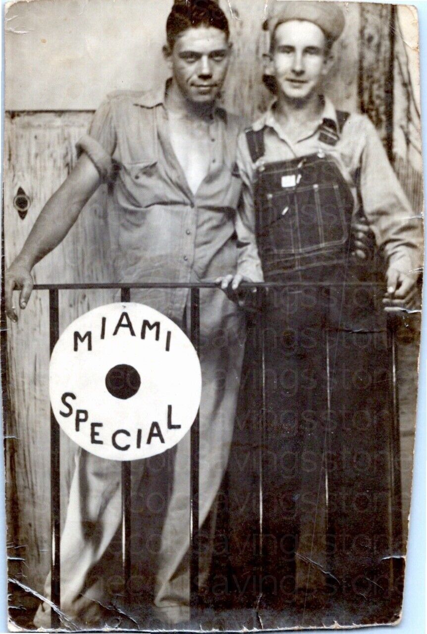 VINTAGE FOUND PHOTO - 1920S - GAY INTEREST MIAMI SPECIAL BUDDIES MEN HOBO STUDIO