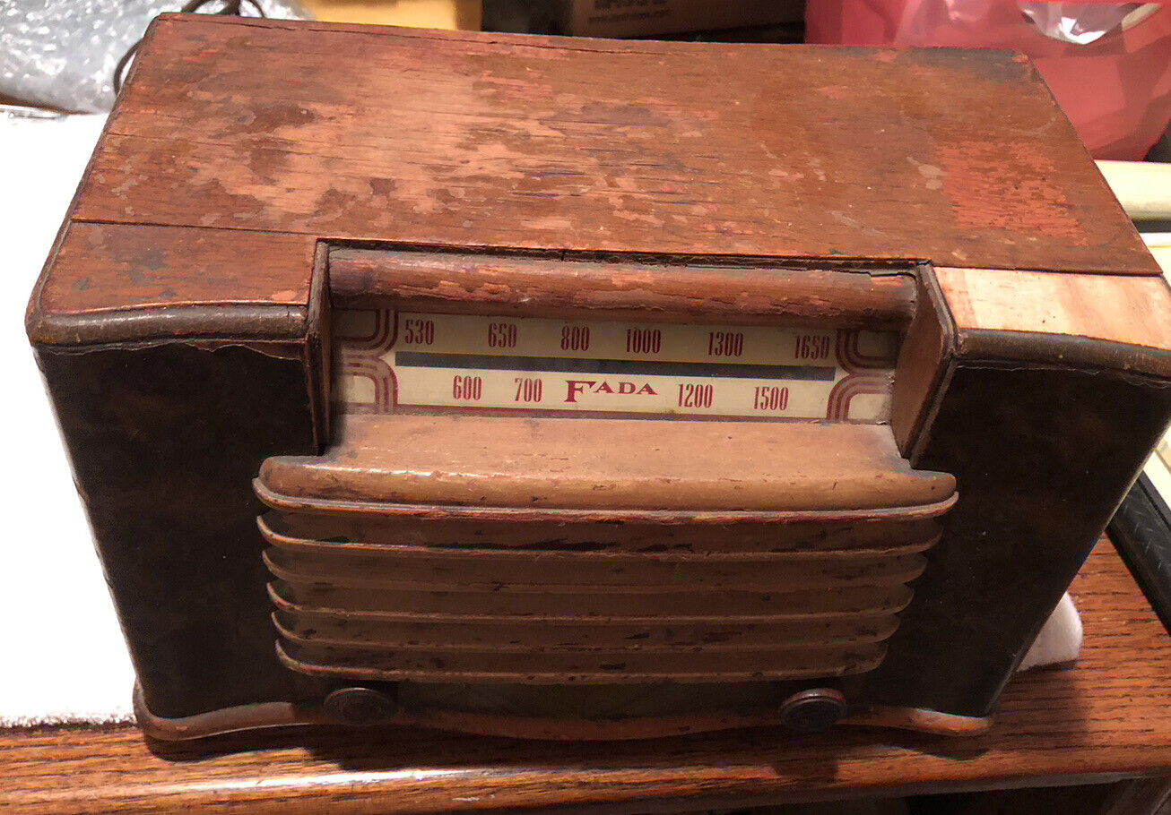 Fada Model 1001 Table Top Radio 1946.  It does work.  Preowned