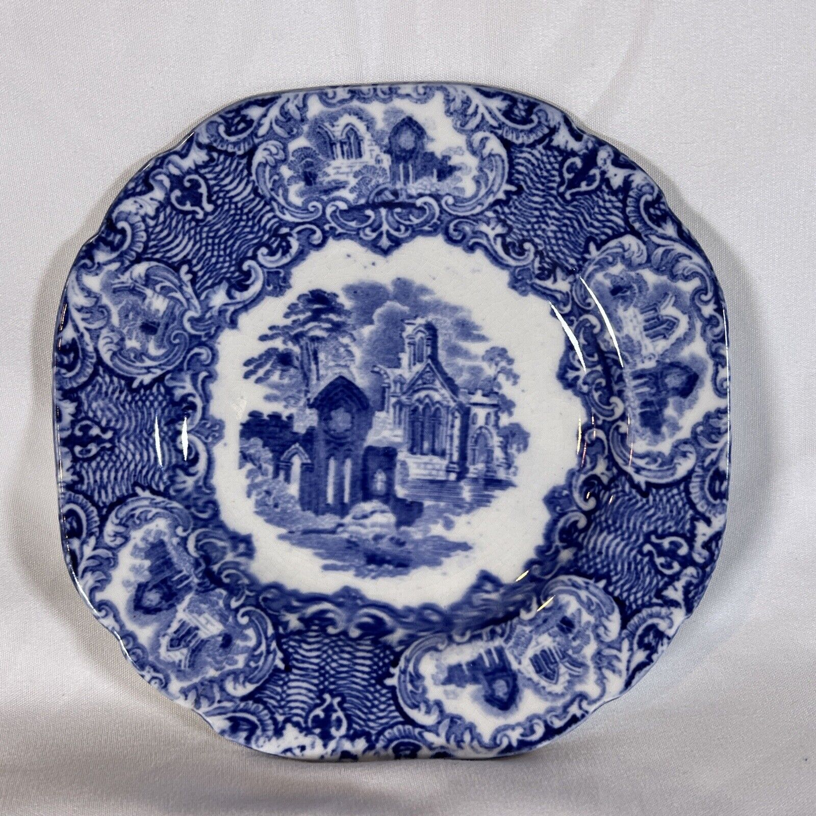ATQ George Jones & Sons, Abbey 1790 England, 1901-1921 5.5” Octagonal Dish Plate