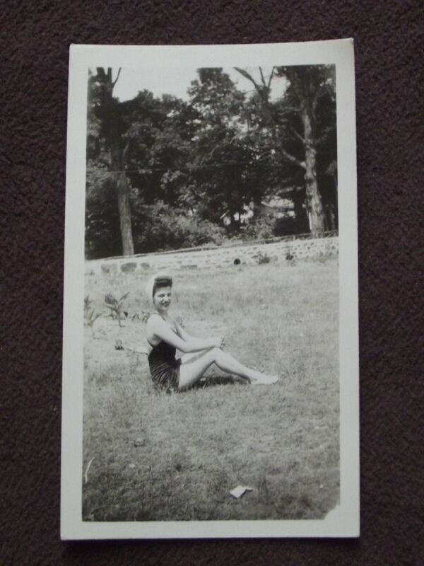 SEXY WOMAN IN SHORT DRESS & HEAD SCARF SHOWING LEGS VTG 1943  PHOTO