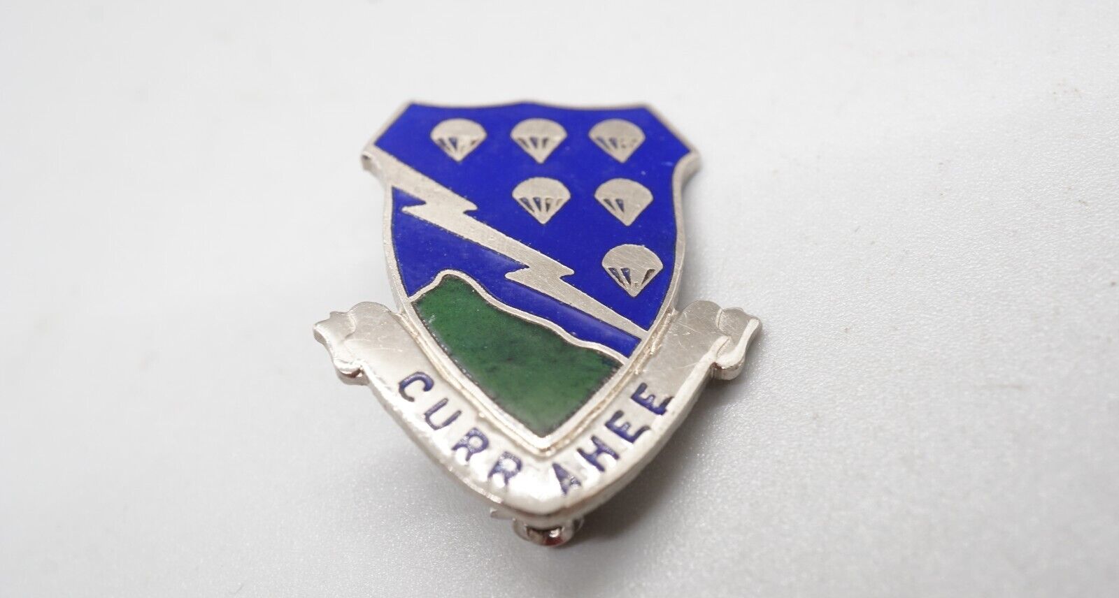 Post WWII 506th Airborne Infantry Regiment Curr Ahee DI Unit Crest Pin