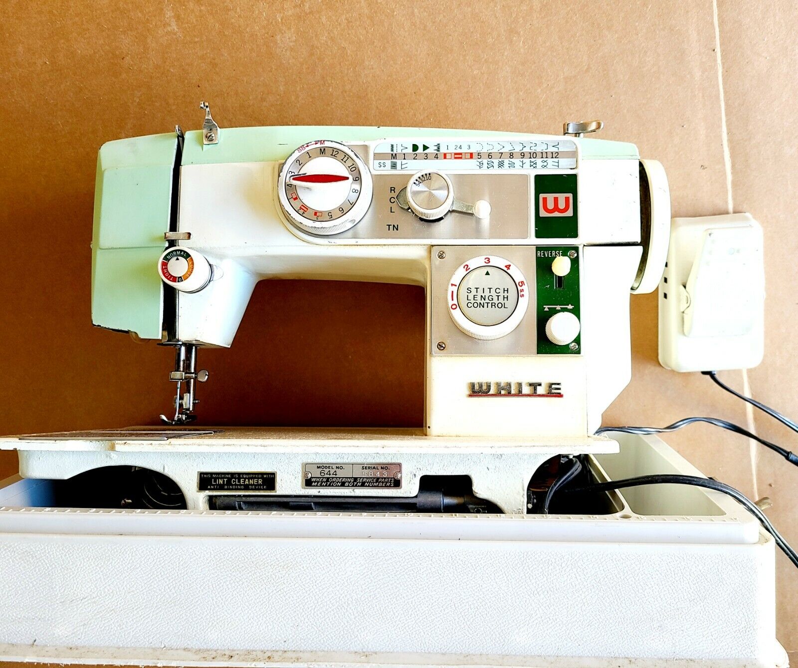 Vintage White zig zag Sewing Machine model 644 in case 