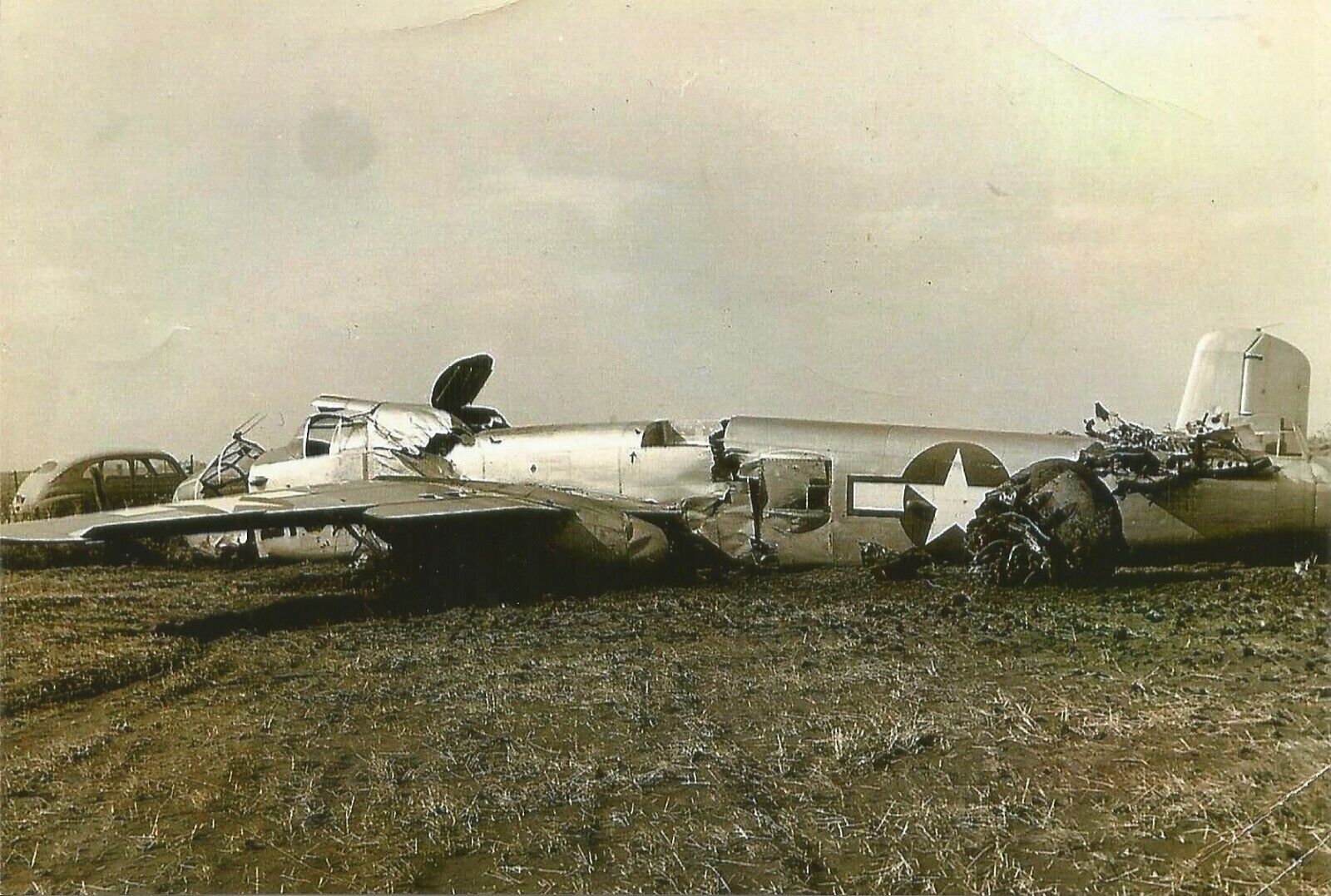 WW II  Usa  Photo --   - B-25 Bomber   - Crashed landing ..