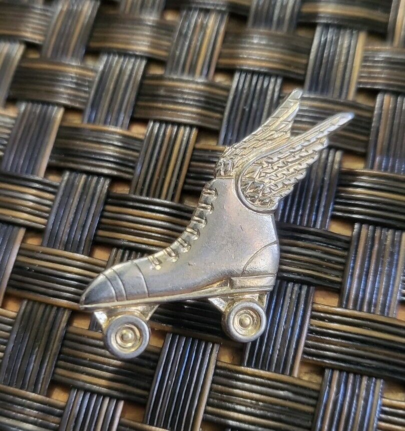 BEAUTIFUL GOLDEN WINGS ROLLER SKATE COLLECTIBLE PIN RARE