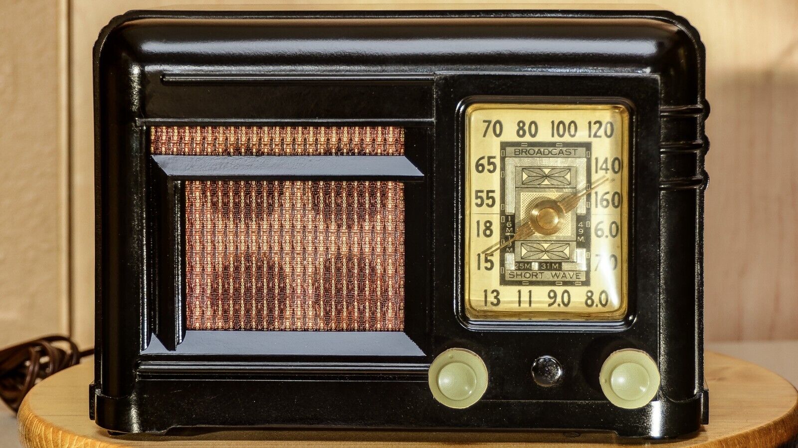 VINTAGE 1940’S FADA STYLE MODEL 220 RADIO, REFURBISHED, WORKING, EXC. CONDITION
