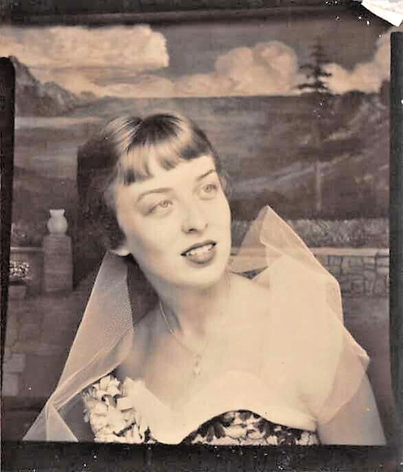 VINTAGE PHOTO BOOTH  BEAUTY fashion ELEGANT GLAMOR  YOUNG WOMAN   STRAPLESS GOWN