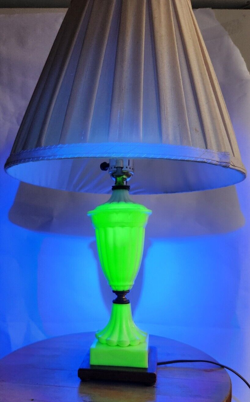 Vintage Aladdin Alacite Uranium Boudior Table Lamp GLOWS Electric Fleur-de-lis 
