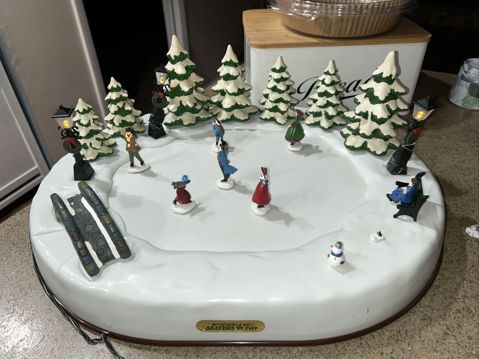 Wonderland Skaters Pond by Christmas Fantasy Ltd 1996 Musical Lighted ***READ