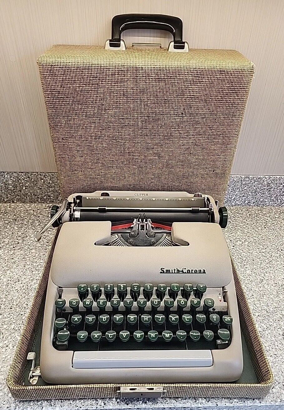 Vintage 1955 Smith-Corona Clipper Typewriter With Case