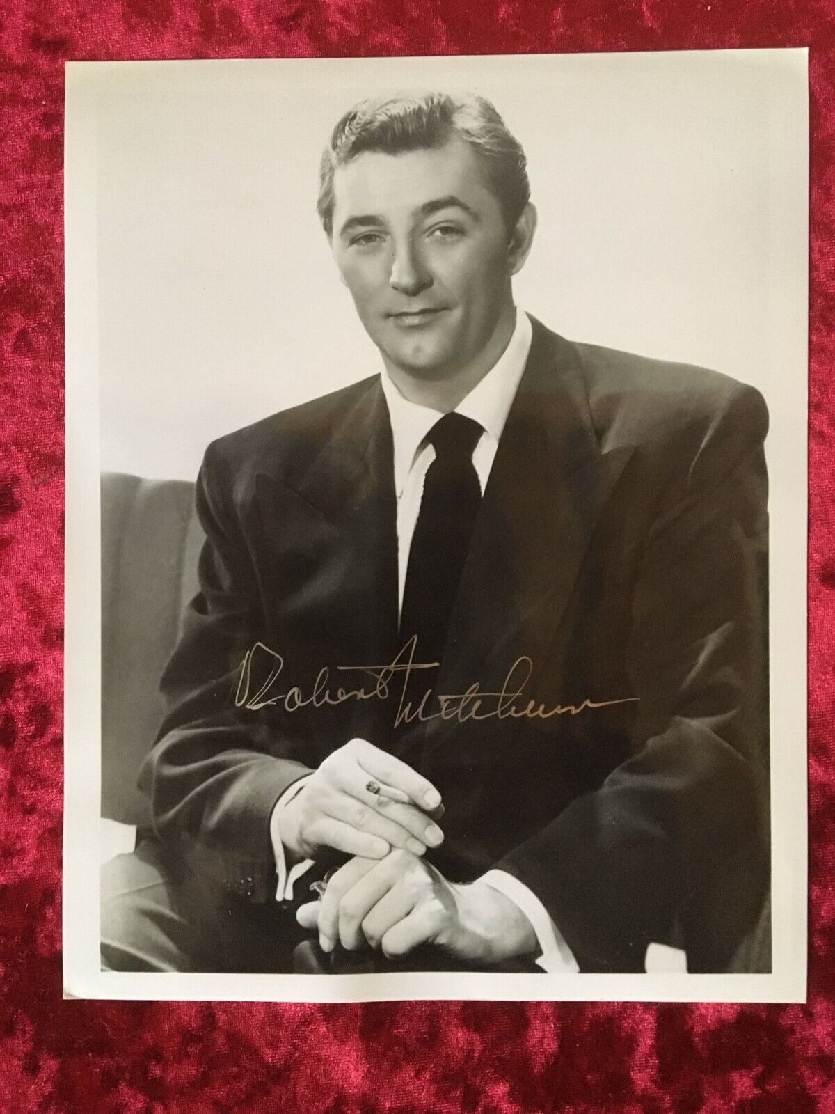 Robert Mitchum CERTIFIED Signed autographed  10x8”  photo +  COA