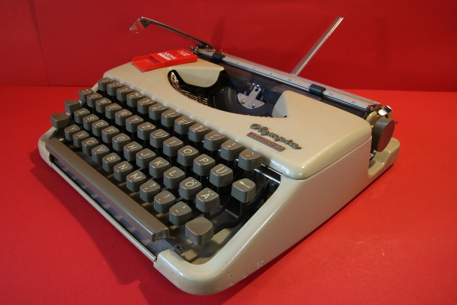 Vintage Olympia Splendid 33 light grey typewriter in very good working condition