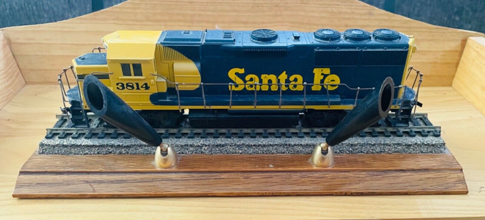 HO Scale GP50/3814 Santa Fe Blue/Yellow  “Desk Pen Holder” 