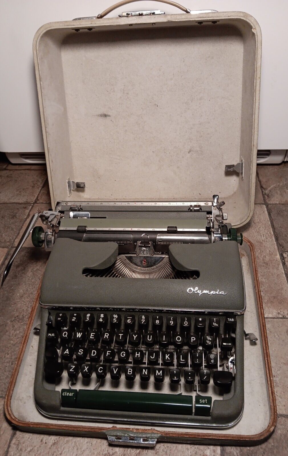 Vintage 1960s Olympia SM-4 Green Portable Typewriter Green w/Case(Working)