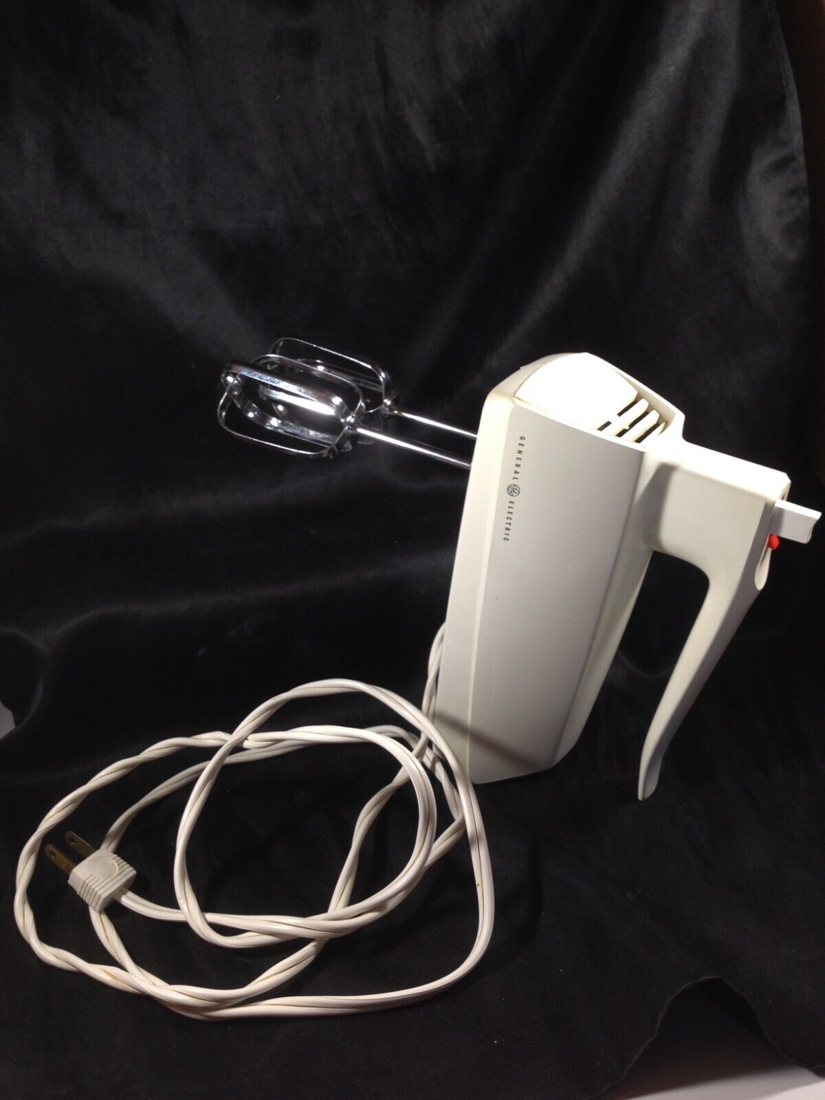 Vintage GE General Electric 3-Speed Portable Hand Mixer 11M57