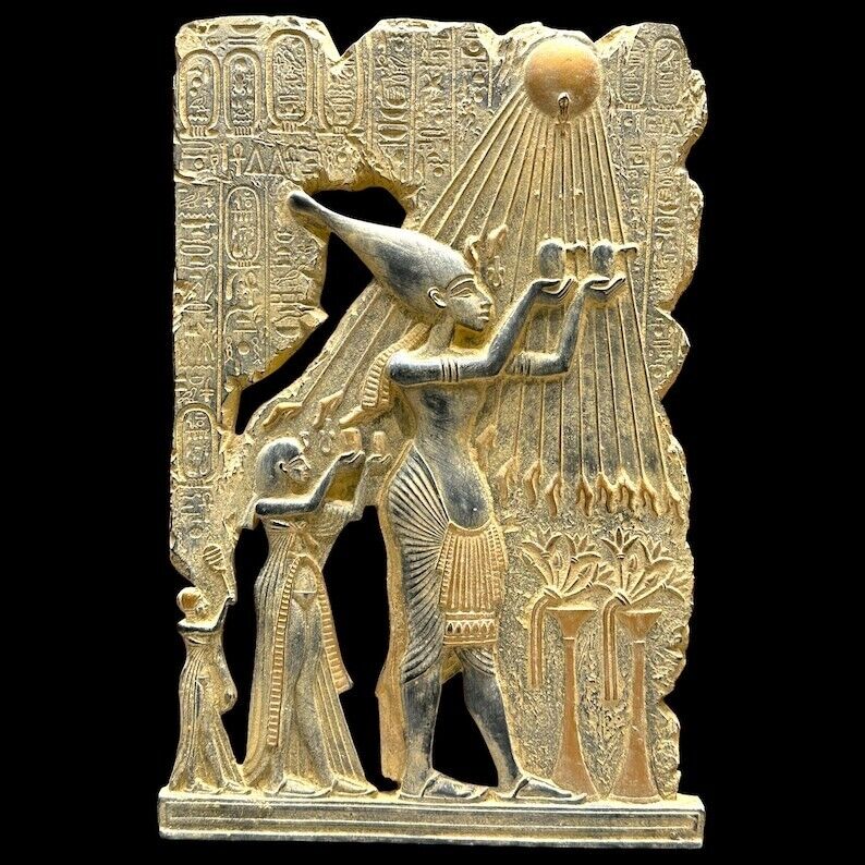 Akhenaten and his family painting-make offering the sun god Atun-Tell