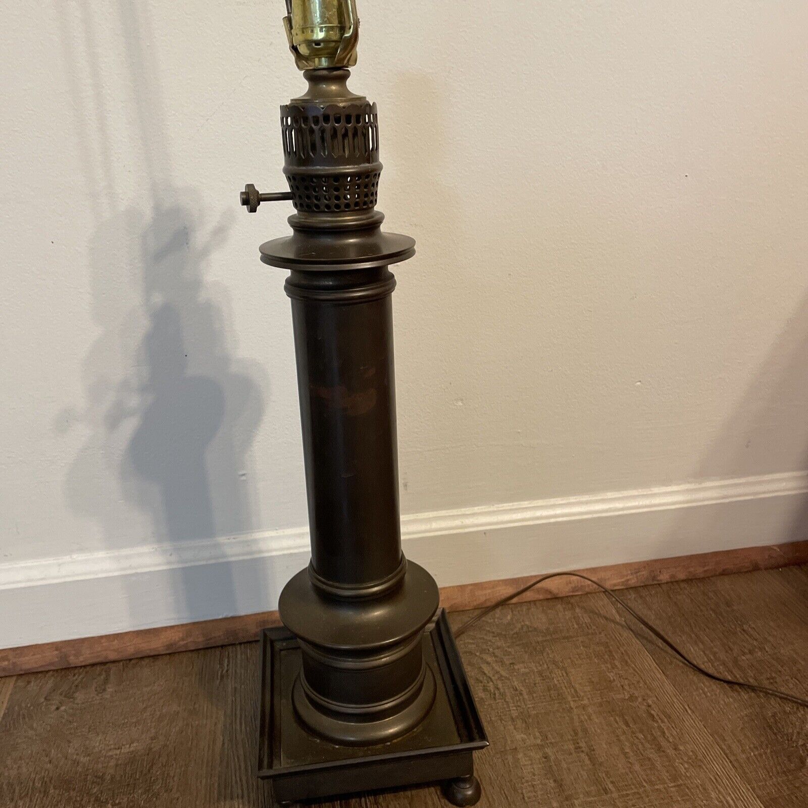 Antique Brass Table Lamp 33.5” Tall. Works Great
