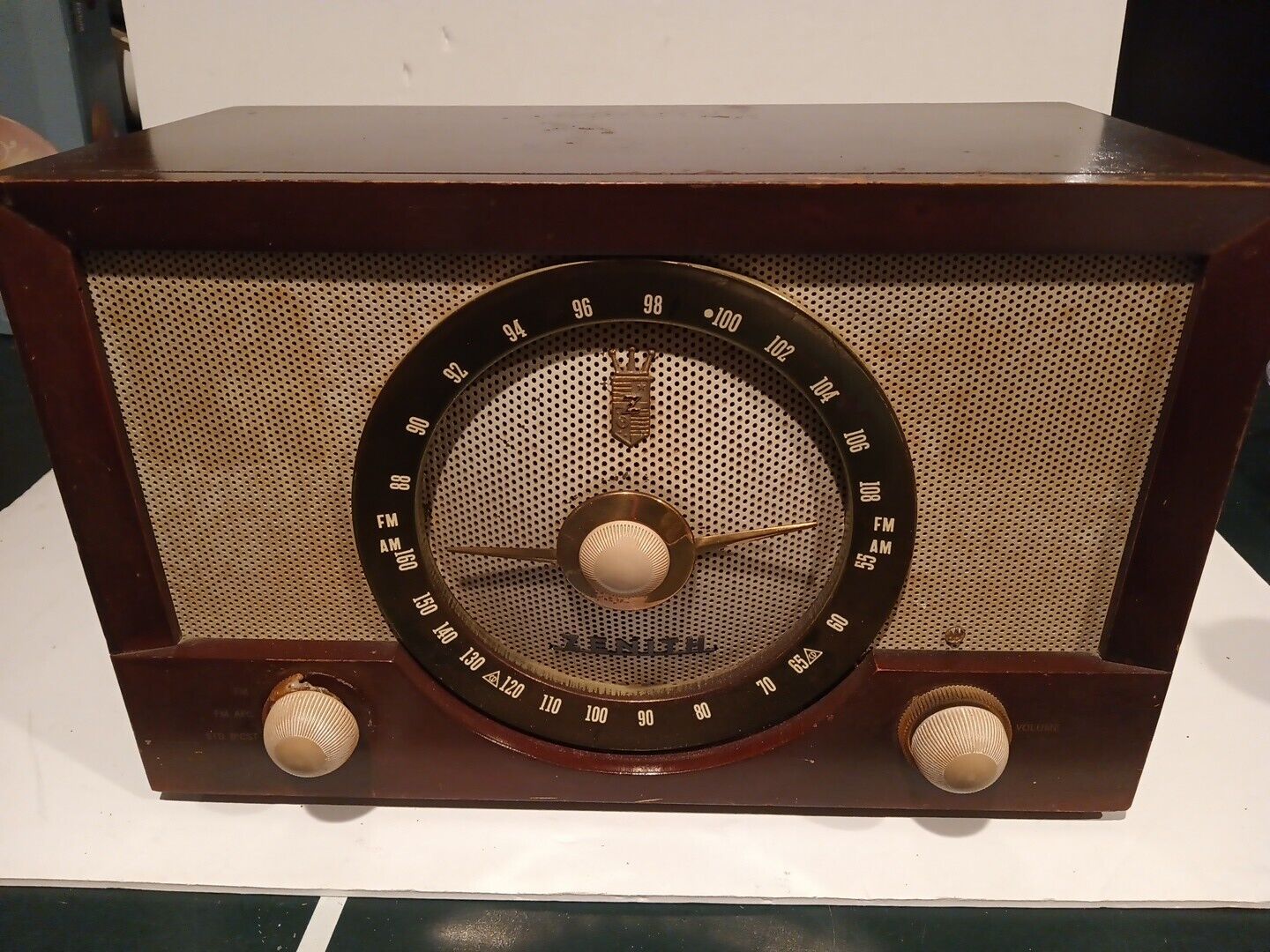 VINTAGE Zenith Y832 Tube Radio. Tested, Been in the family since the 1950\'s