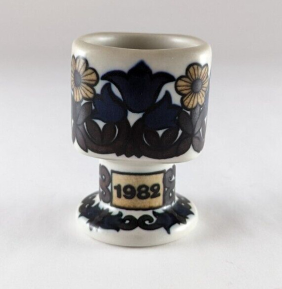 Vintage Arabia Finland Egg Cup Annual 1982 Footed Blue Gold Floral