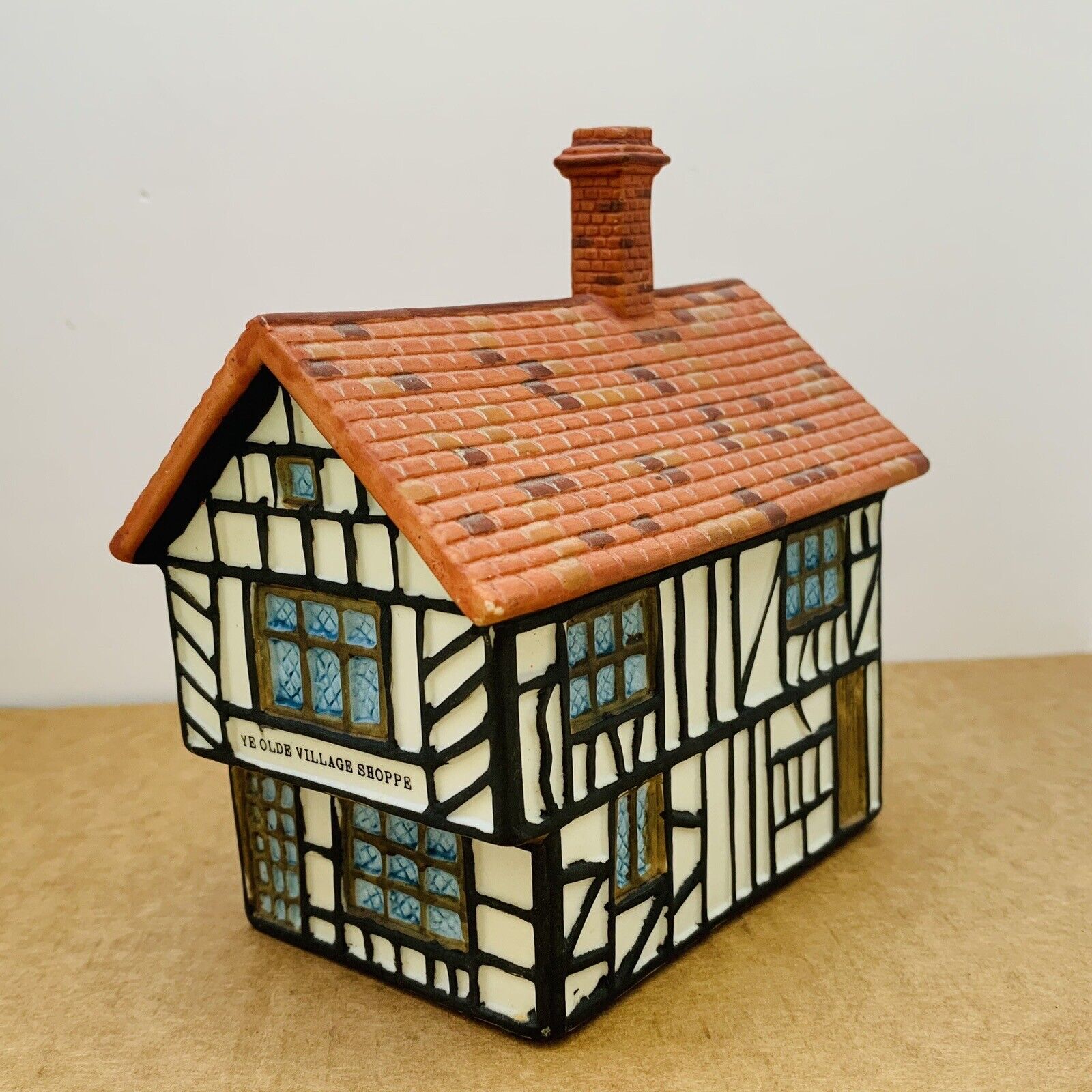 Vtg A SAALHEIMER LTD. Porcelain English Cottage Ye Olde Village Shoppe Christmas