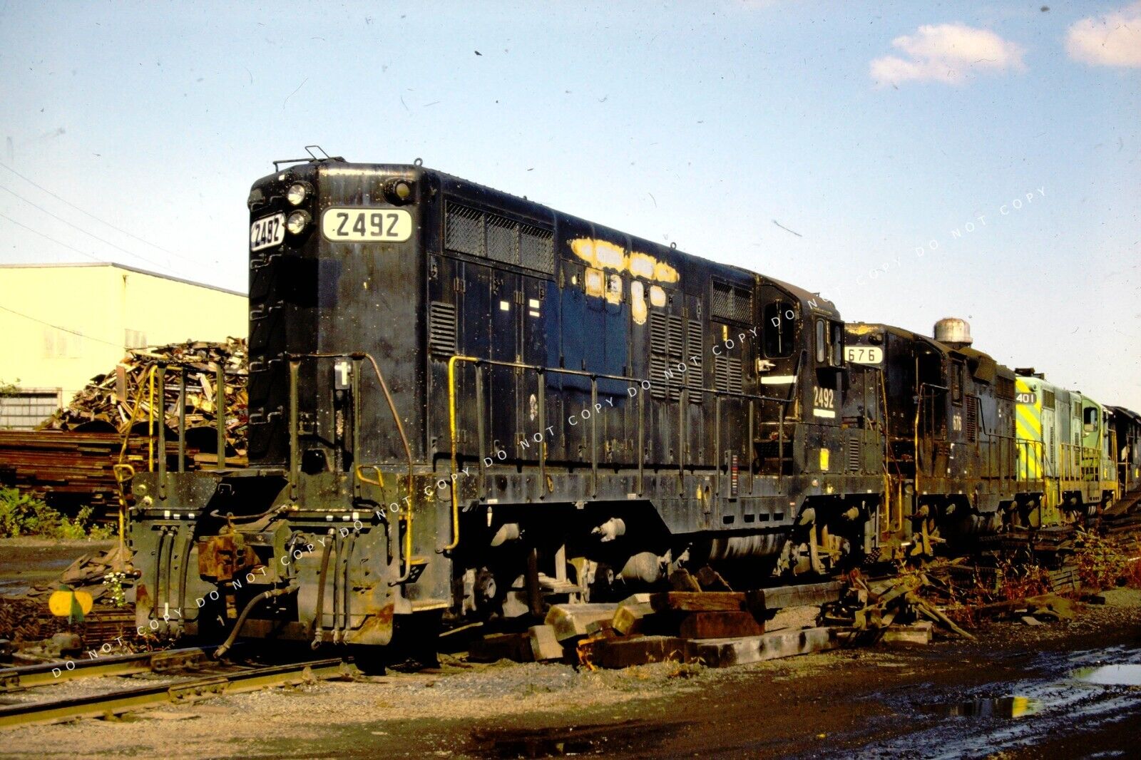 NORFOLK WESTERN - ORIGINAL PHOTO SLIDE  - #  2492 locomotive 1983