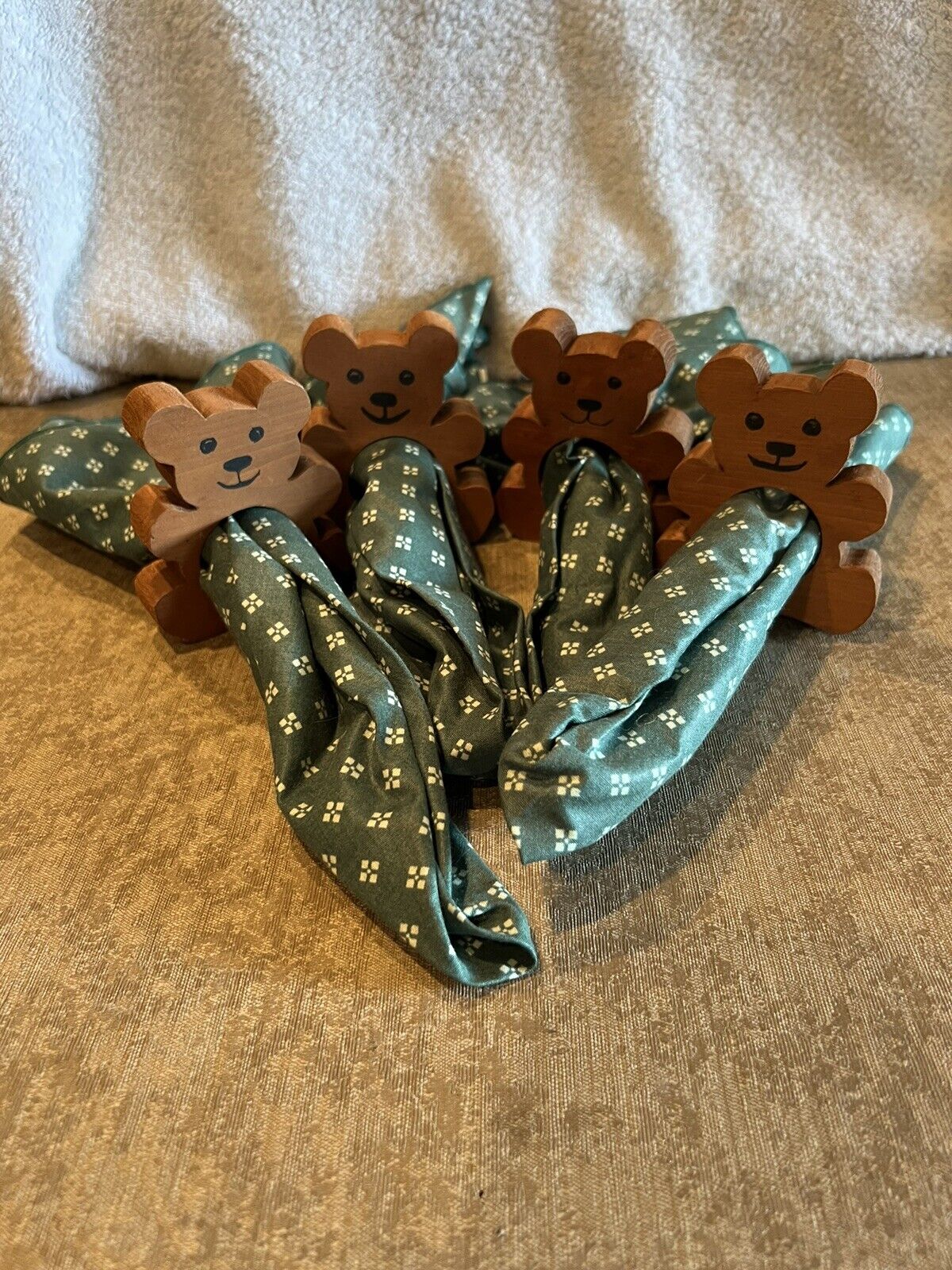 Lot Of 4 Vintage Teddy Bear Wood Napkin Rings And Cloth Napkins