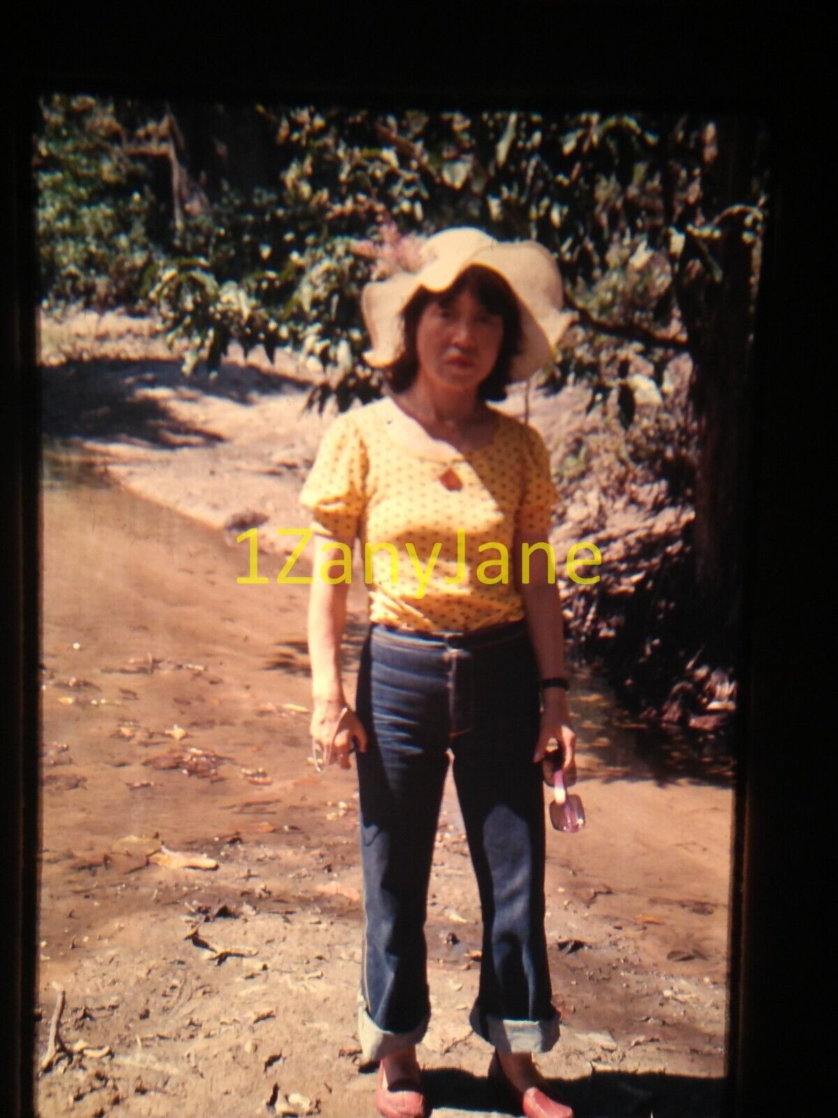 9G01 35MM SLIDE Photo JAPANESE LADY IN WOODED AREA