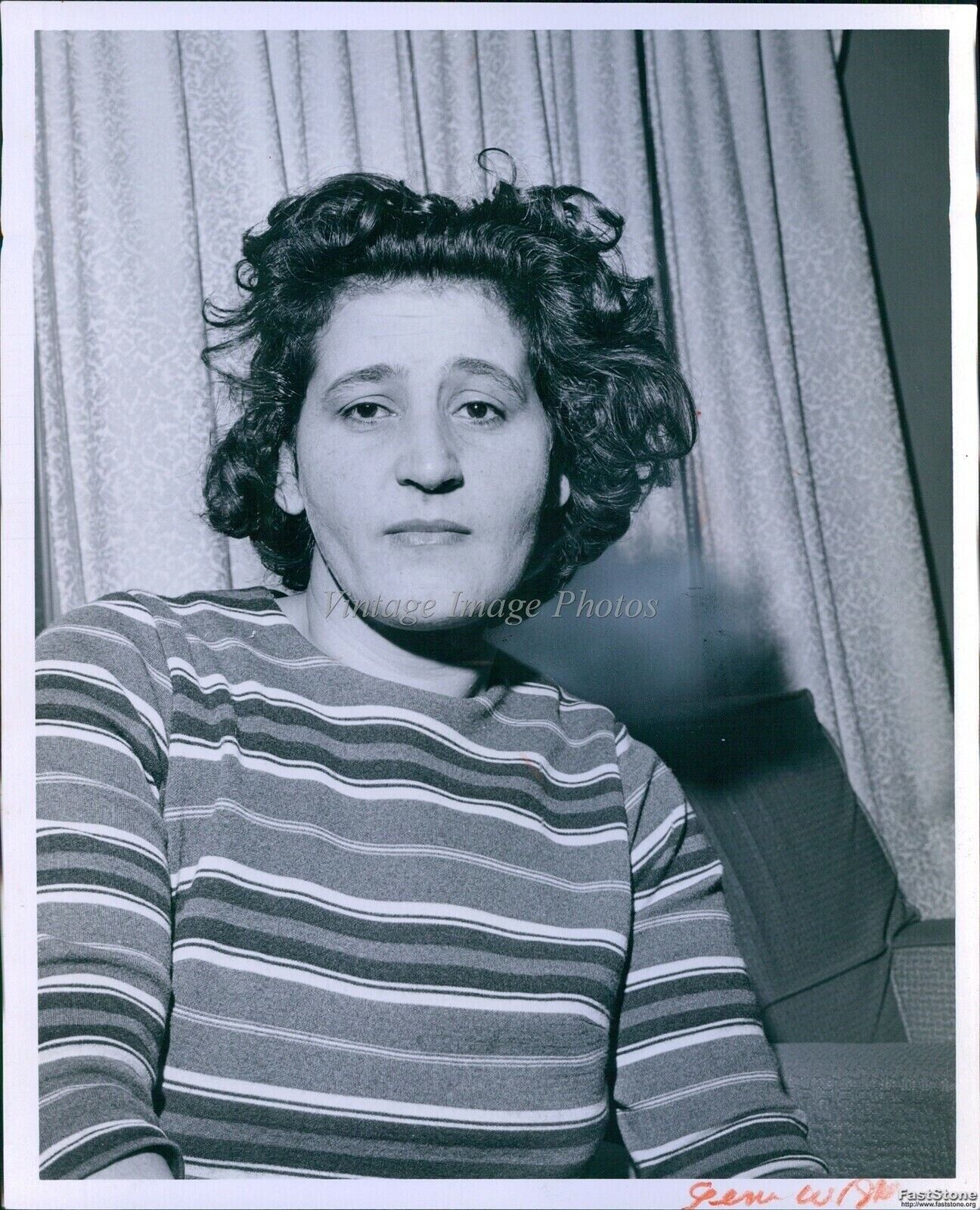 1966 Distraught Mrs Evette Aubrey Widowed When Husband Murdered Crime Photo 8X10
